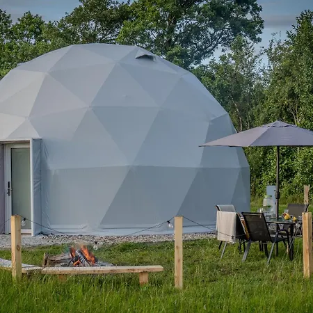 Glamping Hen W Trawie Karwienskie Bloto Drugie