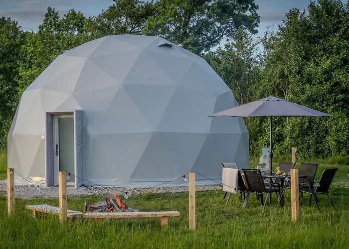 Glamping Hen W Trawie Karwienskie Bloto Drugie